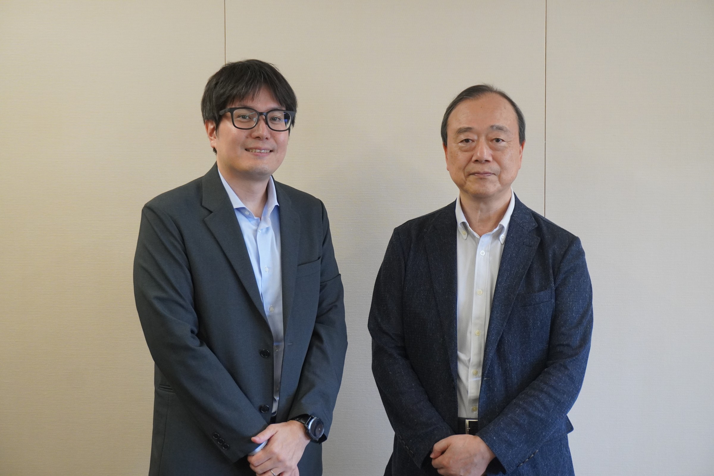 インタビューを終えた古林大輔氏（左）と筆者の小倉邦彦氏（右）